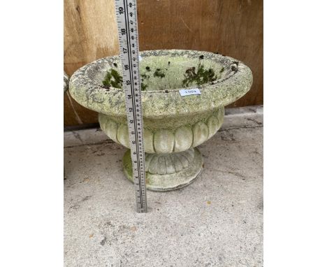 A RECONSTITUTED STONE URN STYLE PLANTER (H:34CM D:47CM) 