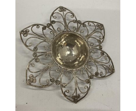 A BELIEVED SILVER FLORAL DECORATIVE TEA STRAINER, UNMARKED, WEIGHT 62G 