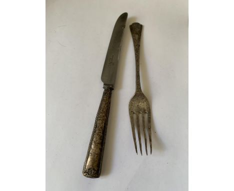 TWO HALLMARKED SILVER ITEMS TO INCLUDE A  A WALKER AND HALL SHEFFIELD HANDLED KNIFE AND A LONDON FORK 
