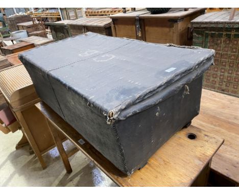 A VINTAGE LEATHER EFFECT TRAVELLIG TRUNK SUITCASE WITH SCARVES 