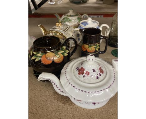 A COLLECTION OF VINTAGE TEAPOTS TO INCLUDE SADLER, ETC 