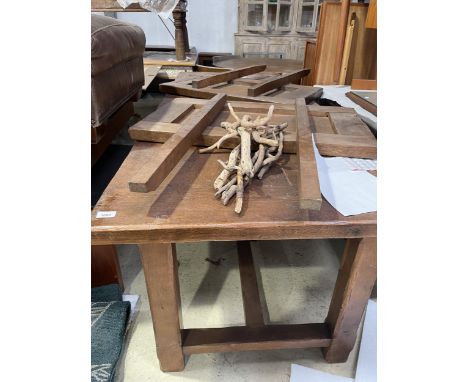 A VINTAGE OAK EXTENDING DINING TABLE 