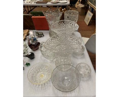A QUANTITY OF GLASSWARE TO INCLUDE LARGE VASES, BOWLS, A TRINKET DISH, ETC 