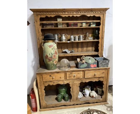 A LARGE VINTAGE INDIAN PINE DRESSER WITH UPPER SHELVING AND LOWER DRAWERS AND SHELF 