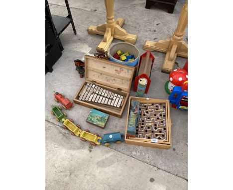 AN ASSORTMENT OF VINTAGE WOODEN CHILDRENS TOYS TO INCLUDE A TRAIN, BUILDING BLOCKS AND DOMINOES ETC 