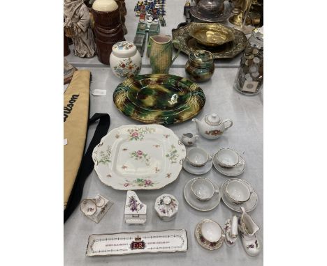 A QUANTITY OF CERAMIC ITEMS TO INCLUDE A CHILD'S TEASET, HAMMERSLEY CHINA TRINKET PIECES, A LARGE MAJOLICA STYLE PLATE WITH W