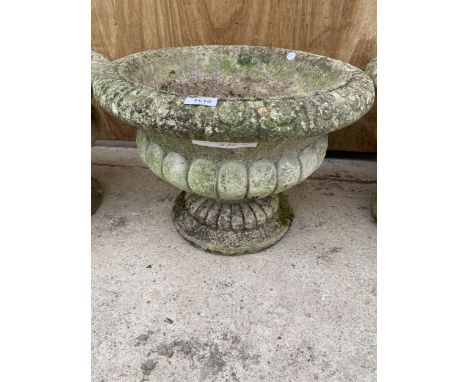 A RECONSTITUTED STONE URN STYLE PLANTER (H:34CM D:47CM) 