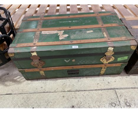A VINTAGE GREEN TRAVELLING TRUNK WITH WOODEN SUPPORTS, 18.5" DEPTH 