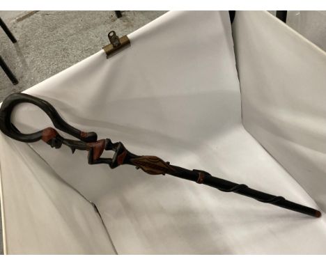 A TRIBAL STYLE WOODEN WALKING STICK WITH CARVED FIGURE 
