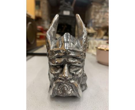 A WHITE METAL VIKINGS HEAD MODEL HEIGHT 10CM 