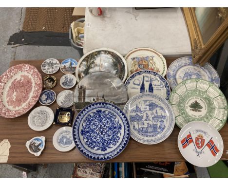 A LARGE QUANTITY OF TEN SMALL AND TEN LARGE VINTAGE PLATES 