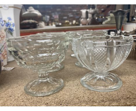 A QUANTITY OF VINTAGE GLASS DESSERT BOWLS 