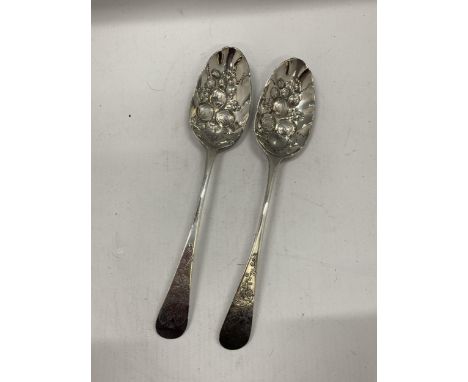 A PAIR OF GEORGIAN HALLMARKED SILVER BERRY SPOONS, DATES FOR 1792, POSSIBLY CHARLES HOUGHAM, TOTAL WEIGHT 81G 