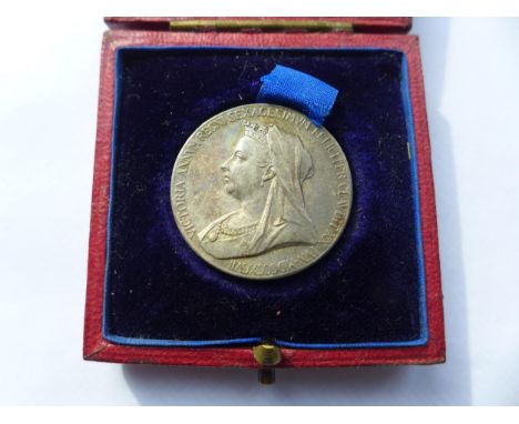 A CASED QUEEN VICTORIA DIAMOND JUBILEE SILVER 25MM MEDAL DATED 1897 