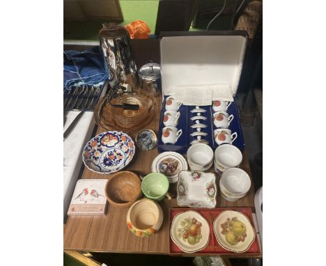 A MIXED LOT TO INCLUDE A BOXED ROYAL WORCESTER CHOCOLATE POT SET, EVESHAM RAMEKINS, SILVER PLATE COFFEE POTS, GLASS DESSERT B