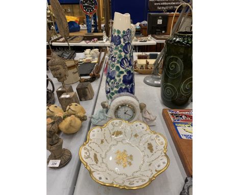 THREE CERAMIC ITEMS TO INCLUDE A LARGE HAND PAINTED VASE HEIGHT - 46CM, A GERMAN WHITE AND GILT BOWL WITH FLUTED EDGE AND A L