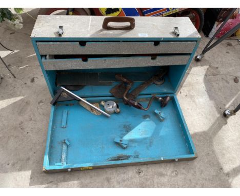 A VINTAGE WOODEN JOINERS CHEST WITH AN ASSORTMENT OF TOOLS TO INCLUDE A BRACE DRILL AND AN AXE ETC 