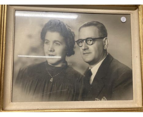 A VINTAGE PHOTOGRAPH IN A GILT FRAME 56CM X 46CM 