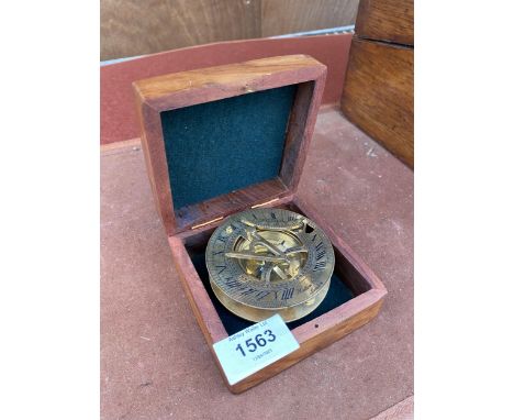 A VINTAGE BRASSS COMPASS BEARING THE STAMP' HATTON GARDEN LONDON' COMPLETE WITH WOODEN CASE 