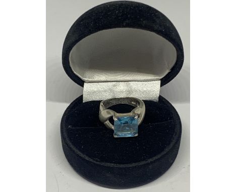 A SILVER RING WITH AN AQUAMARINE COLOURED STONE SIZE K IN A PRESENTATION BOX 