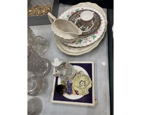 A LARGE QUANTITY OF CERAMIC ITEMS TO INCLUDE PLATES, BOWLS, COMMEMORATIVE ITEMS, A FRAMED PLAQUE, FLORAL TRINKET BOX, ETC 