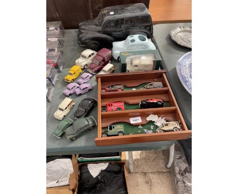 AN ASSORTMENT OF MODEL AND CERAMIC CARS AND VEHICLES ETC 