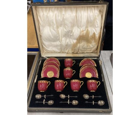 AN ART DECO CASED GILT DESIGN COALPORT TEA SET COMPRISING SIX CUPS &amp; SAUCERS WITH SIX HALLMARKED 1915 SILVER SPOONS 