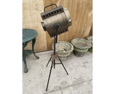 A VINTAGE STYLE THEARTE LIGHT FLOOR LAMP WITH TRIPOD BASE 