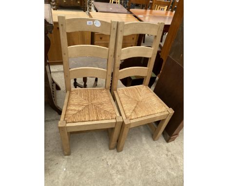 A PAIR OF MODERN RUSH SEATED LADDER BACK DINING CHAIRS 