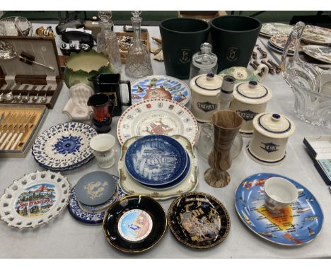 A LARGE QUANTITY OF CERAMICS TO INCLUDE ROYAL COPENHAGEN CHRISTMAS PLATES, STORAGE JARS, CABINET PLATES, A PLANTER, VASE, JUG