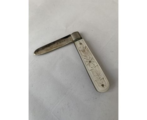 A HALLMARKED SILVER AND MOTHER OF PEARL FRUIT KNIFE 