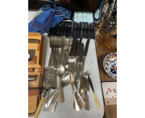 A QUANTITY OF VINTAGE FLATWARE TO INCLUDE CRUMB TRAY 