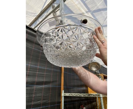 A VINTAGE CRYSTAL CUT GLASS LIGHT FITTING WITH GLASS DROPLETS 