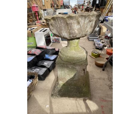 A VINTAGE RECONSTITUTED STONE URN STYLE PLANTER ON PEDESTAL BASE (H:87CM D:50CM) 