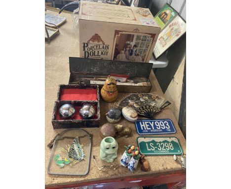 A MIXED LOT TO INCLUDE A PORCELAIN DOLL KIT, MINIATURE AMERICAN NUMBER PLATES, CHINESE STRESS BALLS, SMALL KNITTING NEEDLES, 