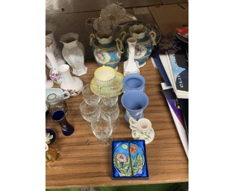 A MIXED LOT TO INCLUDE GLASSES, WEDGWOOD JASPERWARE VASES, AYNSLEY BUD VASE, CARLTONWARE, COLLECTOR'S PLATES, ETC., 