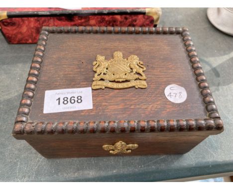 A VINTAGE OAK CIGAR BOX BEARING A MANCHESTER COAT OF ARMS 