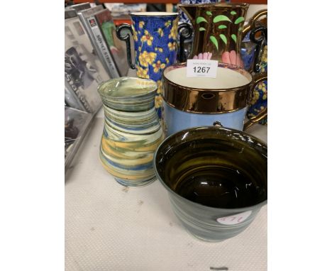 A QUANTITY OF CERAMICS TO INCLUDE WEDGWOOD OF ETRURIA FALLOW DEER JUGS, VINTAGE ROYAL DOULTON TWIN HANDLED VASES, LUSTRE WARE