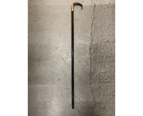 A VINTAGE WALKING STICK WITH A HORN HANDLE AND A SILVER COLLAR 