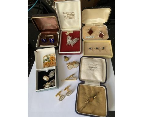 VARIOUS ITEMS TO INCLUE GOLD ON SILVER CUFFLINKS, FURTHER CUFFLINKS, TIE PINS, EARRINGS, MONET BROOCH ETC SOME BOXED 