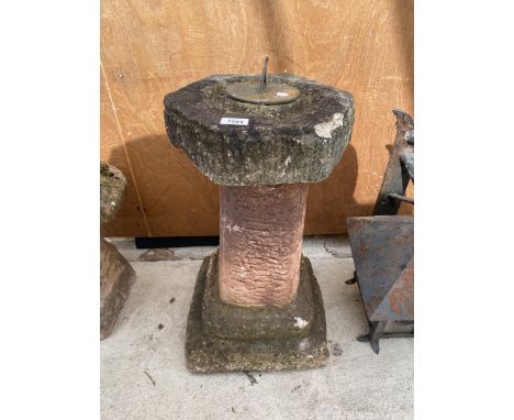 A RECONSTITUTED STONE SUNDIAL WITH PEDESTAL BASE AND BRASS GNOMON (H:58CM) 