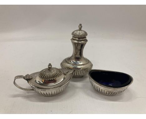 AN EARLY 20TH CENTURY BIRMINGHAM HALLMARKED SILVER THREE PIECE CRUET SET, TOTAL WEIGHT WITHOUT BLUE GLASS LINER - 210G 