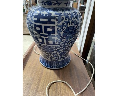 A CHINESE BLUE AND WHITE MODERN TABLE LAMP 