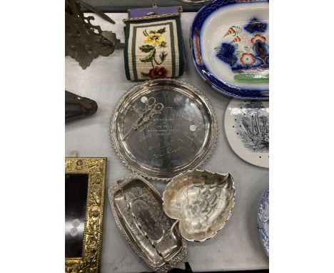 A QUANTITY OF SILVER PLATED ITEMS TO INCLUDE A PAIR OF GRAPE SCISSORS, SIGNED 1971 RETIREMENT TRAY, TAPESTRY BELL PULL, ETC 