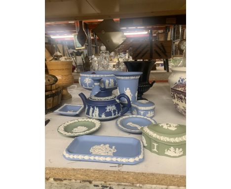 A QUANTITY OF WEDGWOOD JASPERWARE TO INCLUDE A FRUIT BOWL. PIN TRAYS, LIDDED TRINKET POTS, TEAPOT, ETC., 