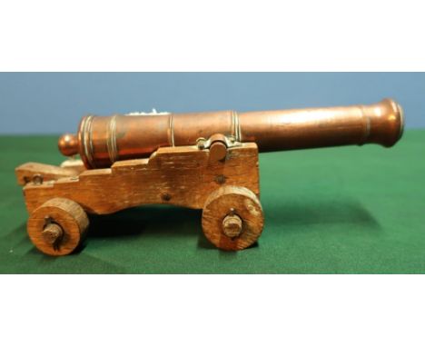 Well constructed scale model of a naval type cannon with 7 inch brass barrel on oak carriage (L19cm) 