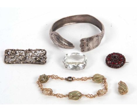A mixed lot of jewellery: to include a garnet cluster brooch with unmarked yellow metal back, 23mm long, 5.3g; an oval rock c