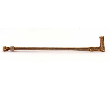 A riding crop brooch, modelled as a riding crop with squared handle and textured shaft, stamped 14K, 58mm long, 2.8g