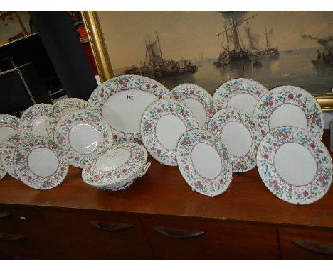 18 pieces of Royal Worcester 'Kashmir' pattern dinner ware.