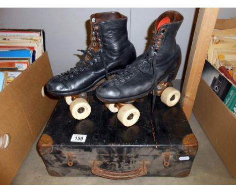A pair of vintage Hamaco Gate figure master roller skates size 9, in a vintage wooden carry box